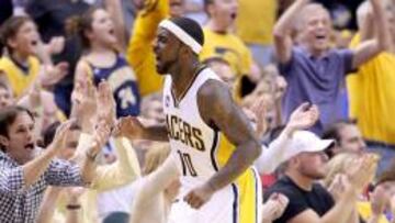 Ty Lawson festeja una acci&oacute;n durante el cuarto partido de la serie Pacers-Raptors.