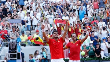 PARÍS, 30/07/2024.- Los tenistas españoles Rafa Nadal (d) y Carlos Alcaraz celebran su victoria ante la pareja de Países Bajos compuesta por Wesley Koolhof y Tallon Griekspoor este martes, durante el partido de segunda ronda de dobles masculino de tenis, parte de los Juegos Olímpicos de París 2024, en la capital francesa. EFE/ Juanjo Martín