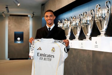 Alexander-Arnold durante su presentación.