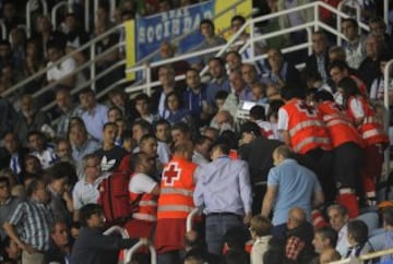 Los servicios médicos de la Cruz Roja tuvieron que atender a un aficionado en la grada.