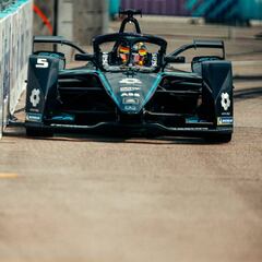 A Mercedes tampoco le hace falta gasolina para brillar