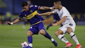 BUENOS AIRES, ARGENTINA - APRIL 27: Cristian Pavon of Boca Juniors fights for the ball with Kaiky of Santos during a match between Boca Juniors and Santos as part of Group C of Copa CONMEBOL Libertadores 2021 at Estadio Alberto J. Armando on April 27, 2021 in Buenos Aires, Argentina. (Photo by Juan Ignacio Roncoroni - Pool/Getty Images)