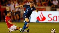 HO01. HOUSTON (EE.UU.), 26/03/2019.- Charles Aranguiz (i) de Chile disputa un bal&oacute;n con Wil Trapp de Estados Unidos en un partido amistoso internacional entre EE.UU. y Chile este martes, en el estadio BBVA Compass en Houston, Texas (EE.UU.). EFE/Aaron M. Sprecher