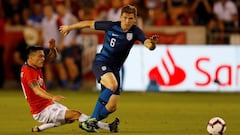 HO01. HOUSTON (EE.UU.), 26/03/2019.- Charles Aranguiz (i) de Chile disputa un bal&oacute;n con Wil Trapp de Estados Unidos en un partido amistoso internacional entre EE.UU. y Chile este martes, en el estadio BBVA Compass en Houston, Texas (EE.UU.). EFE/Aaron M. Sprecher