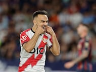 VALENCIA, 19/10/2025.- El centrocampista del Rayo Vallecano Álvaro García celebra tras anotar el segundo gol del equipo este domingo, durante el partido de la jornada 9 de LaLiga EA Sports, entre el Levante UD y el Rayo Vallecano, en el Estadio Ciudad de Valencia. EFE/ Kai Forsterling