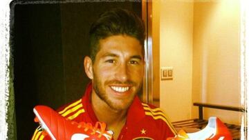 Ramos celebra sus 100 partidos en la 'Roja' con botas nuevas