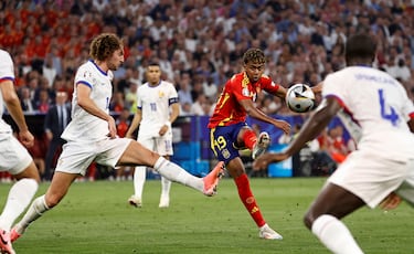 Francia se adelantó en el minuto 8 con un gol de Randal Kolo Muani. Sin embargo, España remontó con goles de Lamine Yamal y Dani Olmo, superando a Francia y asegurando su lugar en la final de la Eurocopa 2024. Con su gol, Lamine Yamal no solo empató el partido, sino que también se convirtió en el goleador más joven en la historia de la Eurocopa, con 16 años y 362 días.