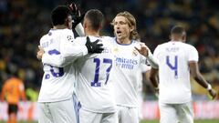 Vinicius, Lucas V&aacute;zquez y Modric celebran el gol del brasile&ntilde;o al Shakhtar en Kiev.