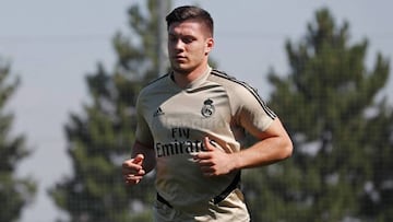 Jovic trabaja sobre el césped