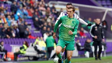 GRAF5558. VALLADOLID, 08/12/2019.- El defensor Diego Llorente de la Real Sociedad conduce el balón ante la presión del jugador del Real Valladolid, durante el partido de la decimosexta jornada de LaLiga Santander de Primera división,