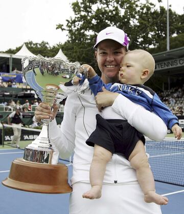 Lindsay Davenport (Estados Unidos, 44 años) fue una de las tenistas que acumuló más exitos en la década de los 90. La californiana es una de las cinco mujeres (junto a Evert, Navratilova, Graf y Serena) que ha conseguido terminar el año como número uno, al menos, en cuatro ocasiones. La ganadora de tres Grand Slams y de la medalla de oro olímpica en Atlanta 1996, dejó el tenis temporalmente en 2006 para dar a luz a su hijo Jagger Jonatan, hasta colgar la raqueta tras su regreso a la competición, de forma definitiva, en 2010.