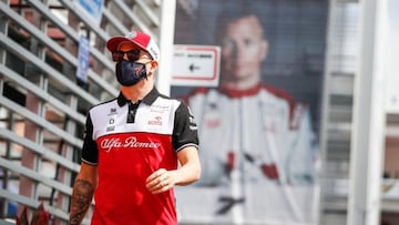 Raikkonen se pasea por el paddock del Aut&oacute;dromo Hermanos Rodr&iacute;guez.