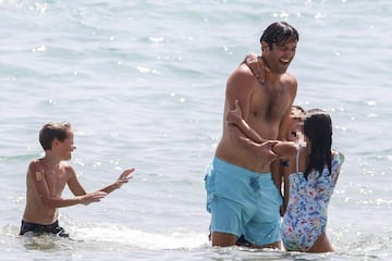 El exentrenador argentino del Real Madrid se encuentra disfrutando de las playas ibicencas en compa?¨ªa de sus hijos y familia.