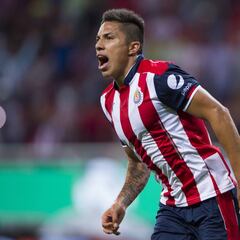 En Italia, comparan a Salcedo con Chiellini