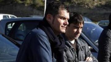 <b>ATENTO. </b>Toni Torres, ayer, junto al técnico del Orihuela, Garitano.