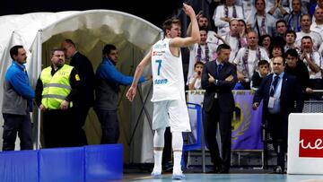 GRAF5092. MADRID, 19/12/2017.- El alero esloveno del Real Madrid, Luka Doncic abandona la cancha tras ser expulsado ante el Valencia Basket, en partido de la decimotercera jornada de la Euroliga que se disputa esta noche en el Wizink Center EFE/ JuanJo Martin.
 19/12/17 PARTIDO DE BALONCESTO BASKET 
 EUROLEAGUE EUROLIGA
 REAL MADRID - VALENCIA BASKET
 LUKA DONCIC EXPULSION
 PUBLICADA 20/12/17 NA MA33 1COL
 PUBLICADA 21/12/17 NA MA33 4COL
 PUBLICADA 21/12/17 NA MA01 1COL