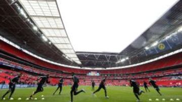 LA S&Eacute;PTIMA EN WEMBLEY. Dortmund y Bayern, a cuyos jugadores se ve ayer entrenando en el coliseo londinense, disputar&aacute;n la s&eacute;ptima final de la Copa de Europa en Wembley. La &uacute;ltima fue en 2011.