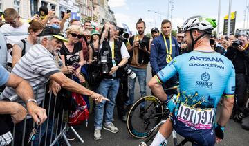 Mark Cavendish charla con uno de los aficionados desplazados a la sexta etapa: Macon-Dijon.