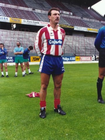 El asturiano se incorporó a la disciplina del Sporting de Gijón, en el que jugó entre 1975 y 1990, año de su retirada deportiva. Tan solo durante la temporada 1976-1977 fue cedido a la U. D. Poblense para realizar el cumplimiento del servicio militar.