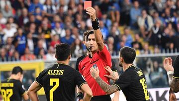 Genoa (Italy), 28/09/2019.- Refeere Gianpaolo Calvarese shows the red card to Inter&#039;s Alexis Sanchez (L) during the Italian Serie A soccer match UC Sampdoria vs FC Inter at the Luigi Ferraris stadium in Genoa, Italy, 28 September 2019. (Italia, G&eacute;nova) EFE/EPA/LUCA ZENNARO