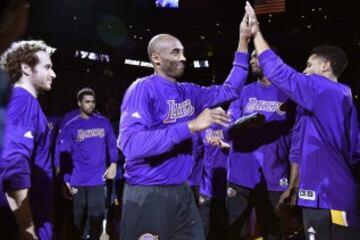 Kobe Bryant saluda a sus compañeros antes del comienzo del partido.