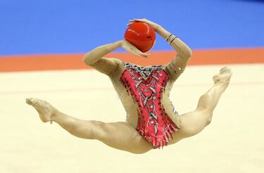 El Palacio de Cultura y Deportes de Varna, Bulgaria, acoge el Campeonato de Europa de gimnasia rítmica, en el que se están viendo imágenes, cuanto menos, curiosas. Como la de la israelí Linoy Ashram. El fotógrafo inmortalizó un momento de su ejercicio de pelota en el que salta con la cabeza hacia atrás, dando la impresion de estar decapitada.    