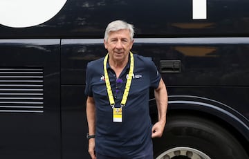 Eusebio Unzue posa para AS en el autobús del Movistar