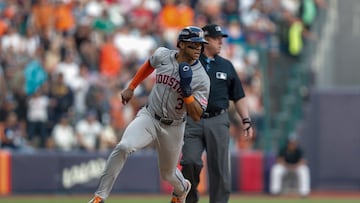 MEX6028. CIUDAD DE MÉXICO (MÉXICO), 27/04/2024.- Jeremy Peña de los Astros corre entre bases durante un juego de temporada regular del MLB World Tour México City Series 2024 entre Houston Astros y Colorado Rockies, este sábado, en la Ciudad de México (México). EFE/ Isaac Esquivel