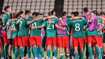 Tokyo 2020 Olympics - Soccer Football - Men - Semifinal - Mexico v Brazil - Ibaraki Kashima Stadium, Ibaraki, Japan - August 3, 2021. Mexico players huddle before the start of extra time REUTERS/Henry Romero