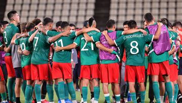 Tokyo 2020 Olympics - Soccer Football - Men - Semifinal - Mexico v Brazil - Ibaraki Kashima Stadium, Ibaraki, Japan - August 3, 2021.  Mexico players huddle before the start of extra time REUTERS/Henry Romero