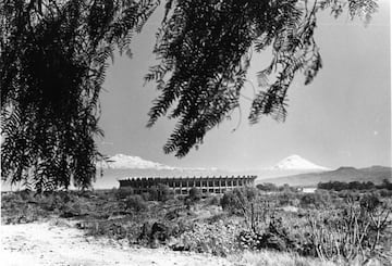 Panorámica del Estadio Azteca, con los volcanes Popocatépetl e Iztaccíhuatl al fondo. 