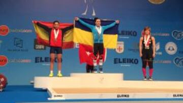 Atenery Hernández (izquierda) en el segundo escalón del podio continental.