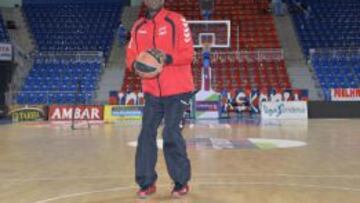 Lamar Odom, lanza a canasta en el Buesa Arena.