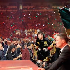 Un mariachi, el único acompañante del ‘Canelo’ en su entrada ante Crawford