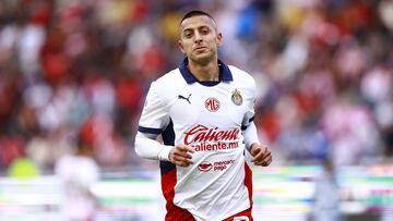 Roberto Alvarado celebrates his goal 0-1 of Guadalajara during the 12th round match between Pachuca and Guadalajara as part of the Liga BBVA MX, Torneo Apertura 2024 at Hidalgo Stadium on October 19, 2024 in Pachuca, Hidalgo, Mexico.