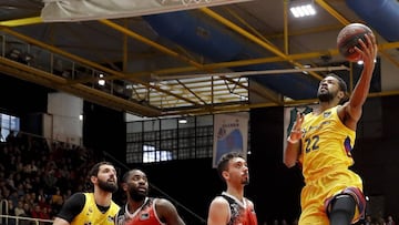 GRAF4178. FUENLABRADA (MADRID), 19/01/2020.- El escolta estadounidense Cory Higgins (d) del Barcelona lanza a canasta ante los jugadores del Montakit Fuenlabrada, durante el partido de la decimoctava jornada de Liga Endesa, que se disputa este domingo en el Pabellón Fernando Martín. EFE/Ballesteros