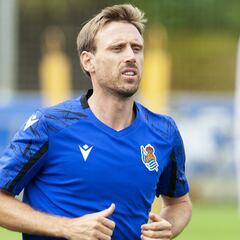 Monreal pasará por quirófano por la rodilla y retrasa su regreso