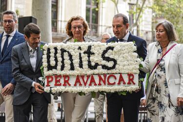 El tercer teniente de alcaldía del Seguridad del Ayuntamiento de Barcelona, Albert Batlle (izquierda) y el secretario general de PSC-Units per Avançar, Ramón Espadaler (segundo por la derecha), llegan a la ofrenda floral al monumento de Rafael Casanova.