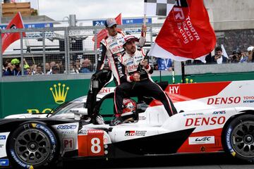 Los pilotos de Toyota Gazoo Racing TS050 Hybrid, Sebastien Buemi, Fernando Alonso y Kazuki Nakajima celebran la victoria.