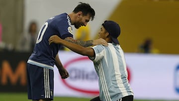 Un aficionado rinde pleites&iacute;a a Messi en Houston.