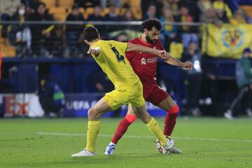 Pau Torres y Mohamed Salah.