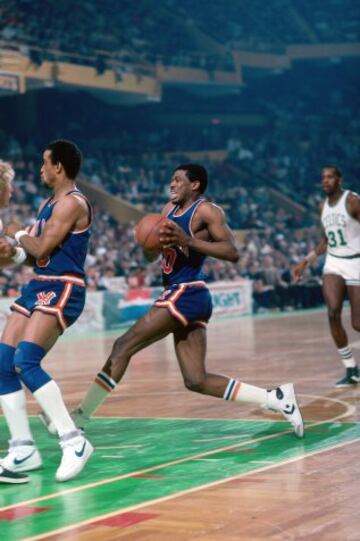 Bernard king de los New York Knicks durante un partido contra los Boston Celtics en 1984