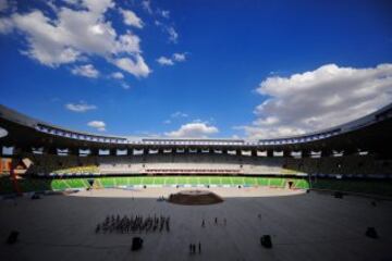 Ordos Sports Center Stadium, en China, fue inaugurado el 2015 con una capacidad de 60 000 espectadores.