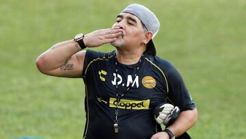 Maradona regresa a México tras tramitar el permiso de trabajo