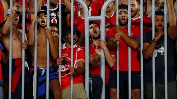 Aficionados del Al Ahly egipcio en el partido de cuartos de final de la Champions League de África que su equipo jugó contra el Esperance Sportive de Túnez  en el estadio Borg El Arab en Alejandría, Egipto.