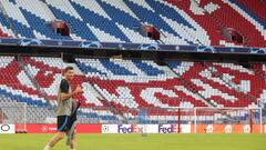 Lewandowski saluda ayer en su salida al césped del Allianz Arena antes del entrenamiento del Barcelona.PUBLICADA 13/09/22 NA MA24 5COL
