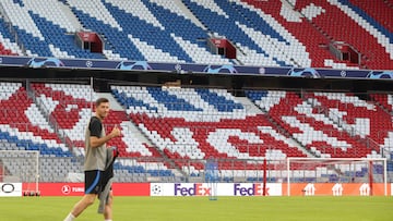 Lewandowski saluda ayer en su salida al c谷sped del Allianz Arena antes del entrenamiento del Barcelona.PUBLICADA 13/09/22 NA MA24 5COL