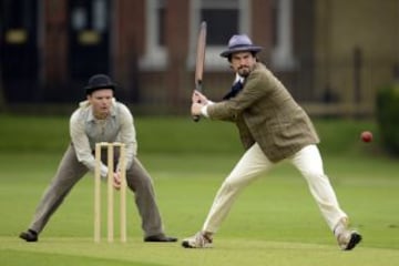 Partido de Críquet Victoriano para conmemorar el 150 aniversario del Almanaque Wisden Cricketers' en la Plaza Vicente en Londres