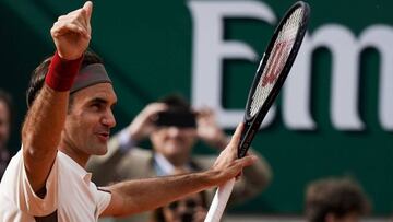 Roger Federer celebra su victoria ante Oscar Otte en segunda ronda de Roland Garros.