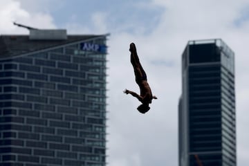 Un competidor realiza un salto durante el calentamiento para la final mundial de Red Bull Cliff Diving en Sídney (Australia). Este un circuito internacional anual de competiciones de saltos de gran altura en la que un número limitado de participantes o clavadistas saltan desde una plataforma a una altura que oscila entre 21 y 27 metros.